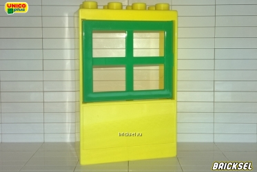 Окно высокое желтое с зеленой рамой