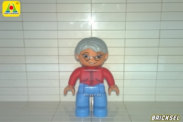 Бабушка в голубых штанах с красной кофте