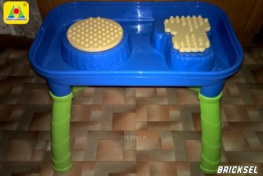 Стол для воды с бежевыми пластинами