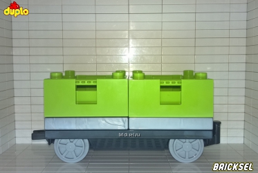 Вагон грузовой двухсекционный с салатовыми кузовами на палеттах