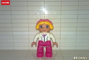 Женщина блондинка с розовым обручем и в малиновых штанах