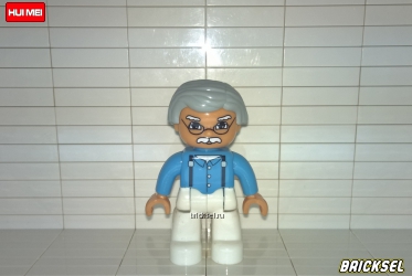 Дедушка в очках с седыми усами, рубашке с подтяжками и белых штанах голубой