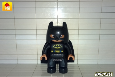 Бетмен черный в черном бархатном плаще