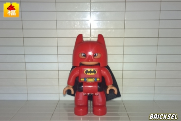 Бетмен красный в черном бархатном плаще