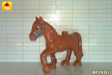 Лошадь коричневая с голубой уздечкой