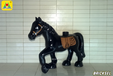 Конь, лошадь со светло-коричневым седлом черная
