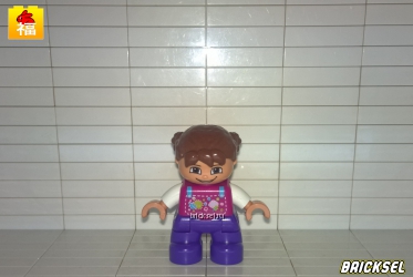 Девочка в малиновой кофте и фиолетовых штанах
