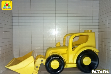 Трактор-бульдозер с подвижным ковшом и черными колесами желтый