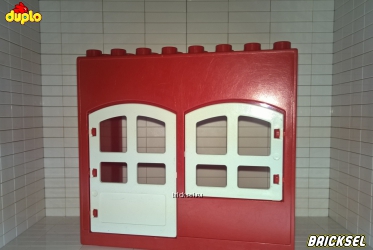 Пожарная станция с округлой белой дверью и окном красная