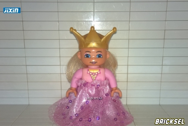 Принцесса с волосами в розовом пышном платье и золотой короне