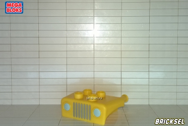 Капот легкового автомобиля со светло-голубыми фарами и радиаторной решеткой желтый