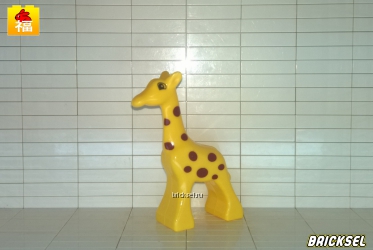 Маленький жираф с коричневыми пятнышками