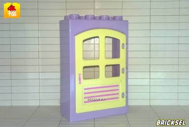 Дверь сиреневая со светло-желтой створкой в розовую полоску внизу
