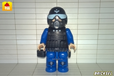 Боец спецназа в синей форме черном бронежилете в закрытом шлеме с очками
