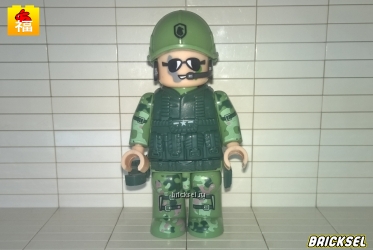 Солдат в зеленом камуфляже темно-зеленом бронежилете и зеленой каске