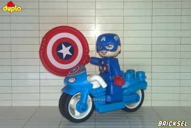 Капитан Америка со щитом на мотоцикле