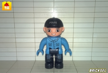 Полицейский в рубашке черных брюках и кепке с надписью POLICE голубой