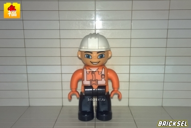 Пожарный в черных брюках оранжевой рубашке и белой каске