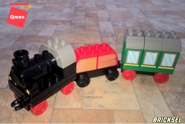 Железнодорожный состав из паровоза и трех вагонов