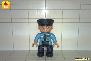Полицейский в синей рубашке с черным галстуком
