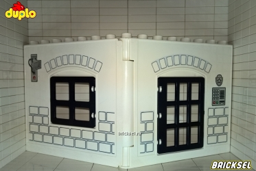 Стена полицейского участка белая кирпичная с черными дверью и решеткой