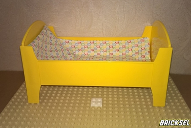 Кровать большая желтая с постельным бельем