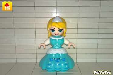 Принцесса в серебряной тиаре и голубом платье с белыми рукавами